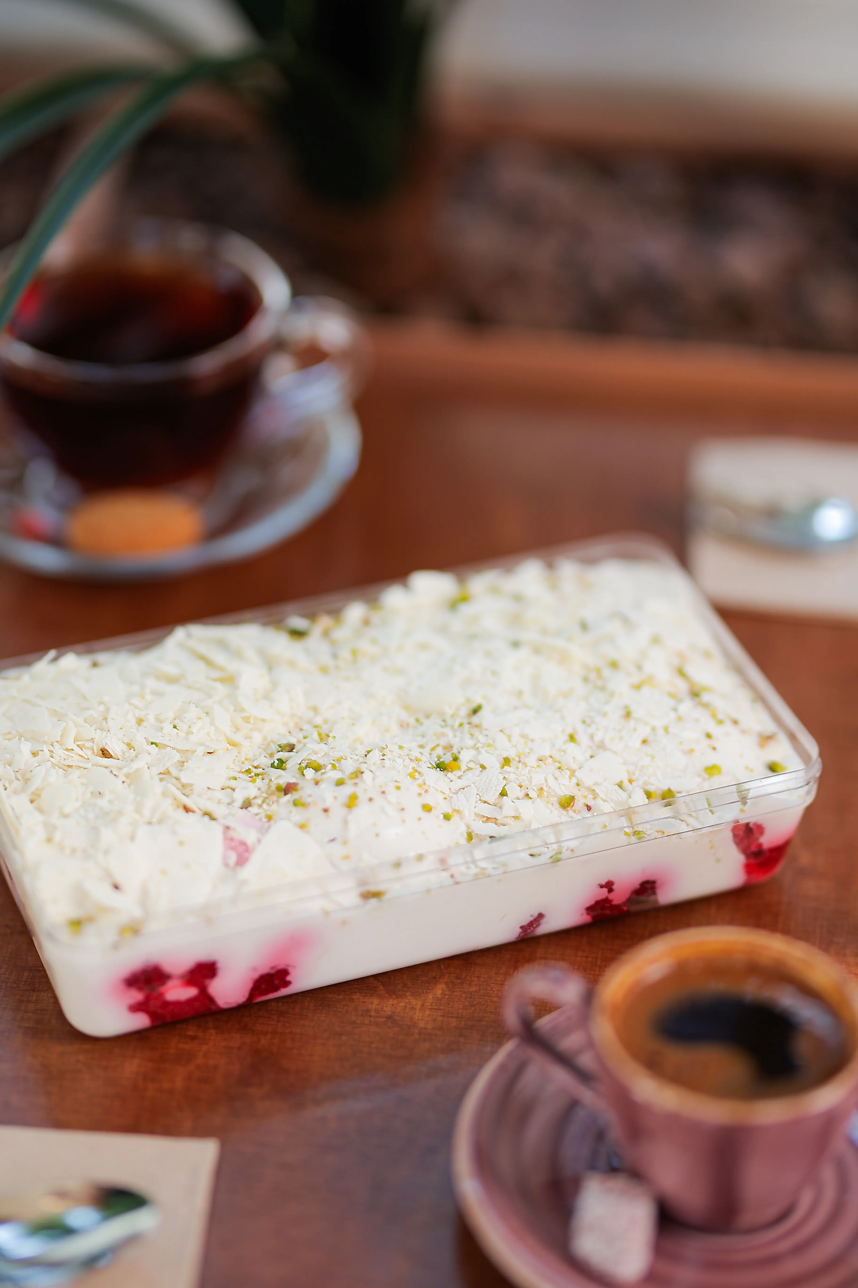 Beyaz Çikolatalı Frambuazlı Dökme Profiterol